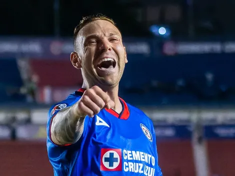 Rodo Rotondi presume y regala indumentaria de Cruz Azul en sus vacaciones