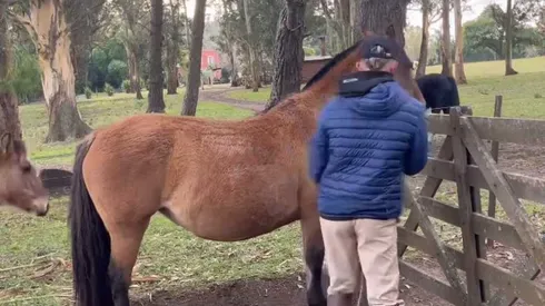 Con los colores de Cruz Azul: así son las vacaciones de Gonzalo Piovi