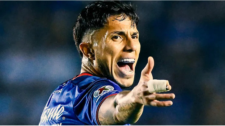 Carlos Salcedo tiene contrato vigente con Cruz Azul.