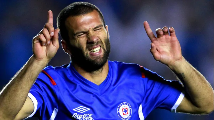 El ex delantero de Cruz Azul siempre mostró su cariño por el cuadro madrileño y esto no gusta a algunos cementeros.