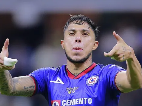 La reacción de la afición a la continuidad de Carlos Salcedo en Cruz Azul