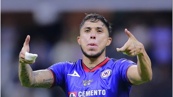 La reacción de la afición a la continuidad de Carlos Salcedo en Cruz Azul