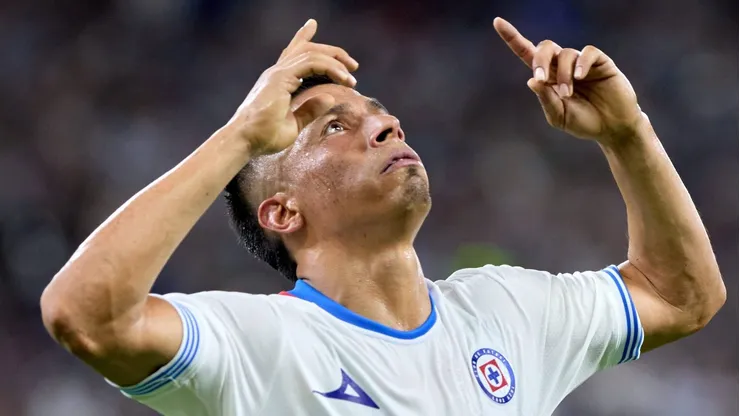 Sorprendió la ausencia del delantero mexicano en la primera derrota de los cementeros en el torneo que reúne a los clubes de la Liga MX y MLS.