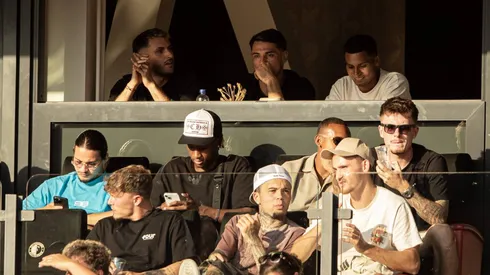 El delantero mexicano vio desde la grada la caída de su equipo contra el AS Mónaco.