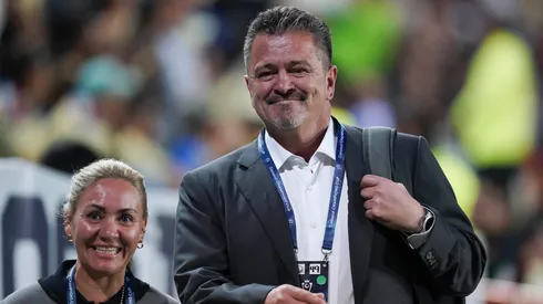 El ídolo cementero y una polémica mirada.