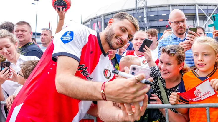 Santi Giménez podría seguir en Feyenoord.