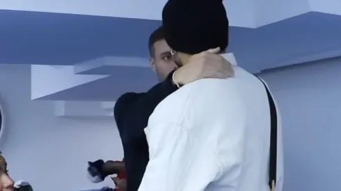 El abrazo de despedida en Cruz Azul entre Martín Anselmi y Carlos Salcedo