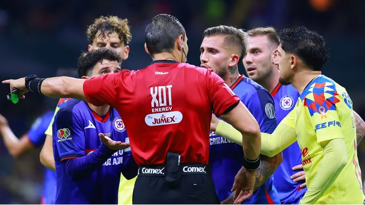 Una polémica decisión del Gato Ortiz encaminó el título del América contra Cruz Azul.