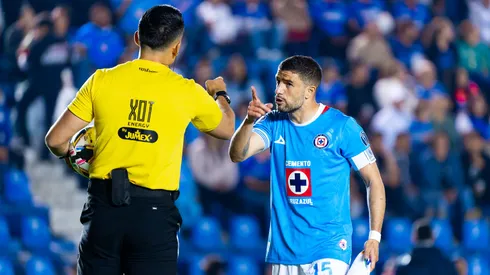 Ignacio Rivero salió con la cabeza ensangrentada después de una terrible patada que debió ser expulsión y penal para La Máquina.