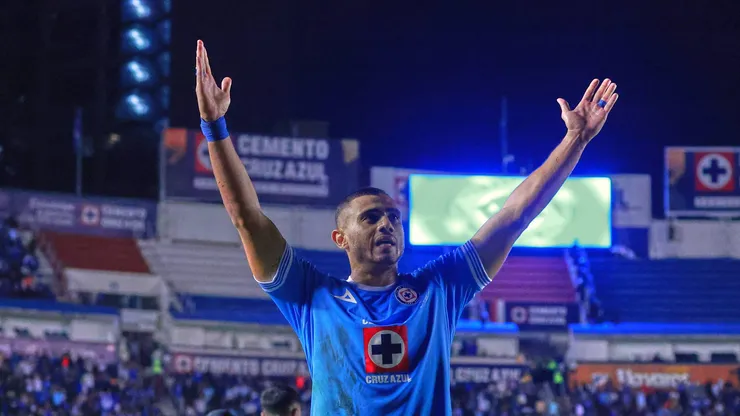 El delantero griego se estrenó como goleador con un doblete que ayudó a consolidar el liderato de los cementeros en el Apertura 2024.