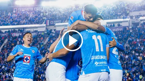 El Estadio Azul volvió a corear 'Andar conmigo' tras triunfo de Cruz Azul.