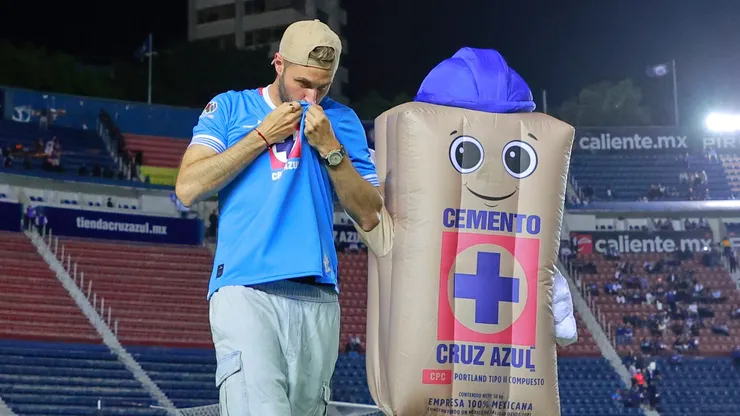 Cruzazulito acompañó a Santiago Gimenez en el Azul.