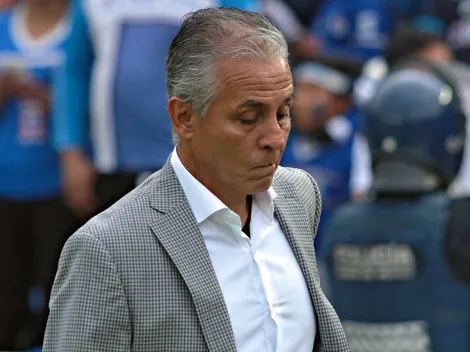 Entrenó a Cruz Azul, fundó un club y ahora vende casas para mantenerlo