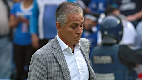 Entrenó a Cruz Azul, fundó un club y ahora vende casas para mantenerlo