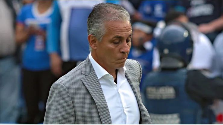 Entrenó a Cruz Azul, fundó un club y ahora vende casas para mantenerlo