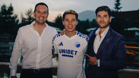 Rodrigo Huescas posó al lado de sus representantes.