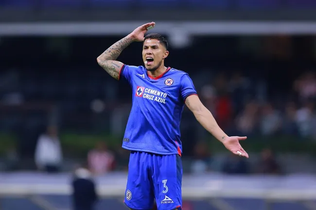 Carlos Salcedo fue ofrecido al Internacional de Brasil y fue rechazado (Jam Media)