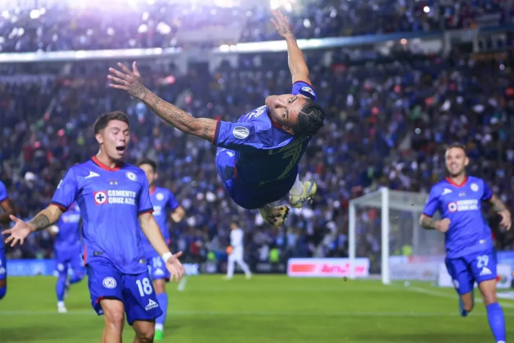 Cruz Azul se quedará sin extremos derechos naturales. (Foto: Imago7)