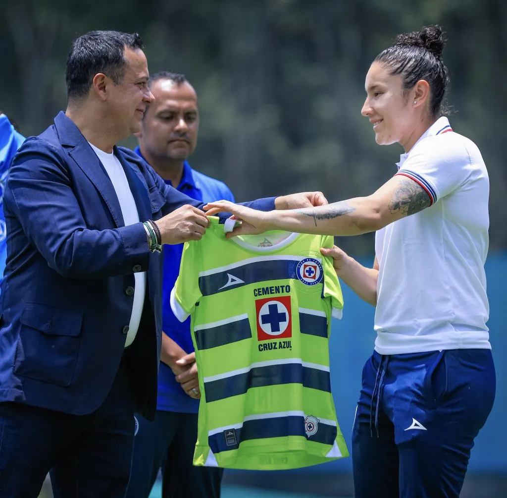 La playera de portera que dejó ver la femenil. (Foto: Cruz Azul)