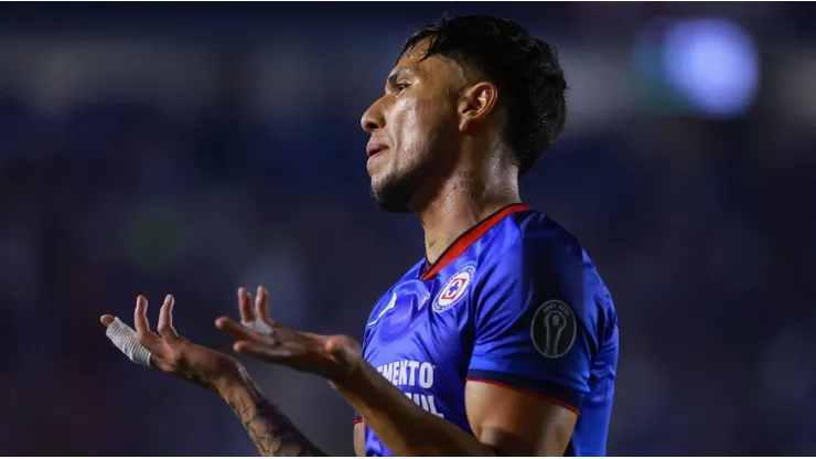 En Cruz Azul hay dudas sobre la salida de Carlos Salcedo