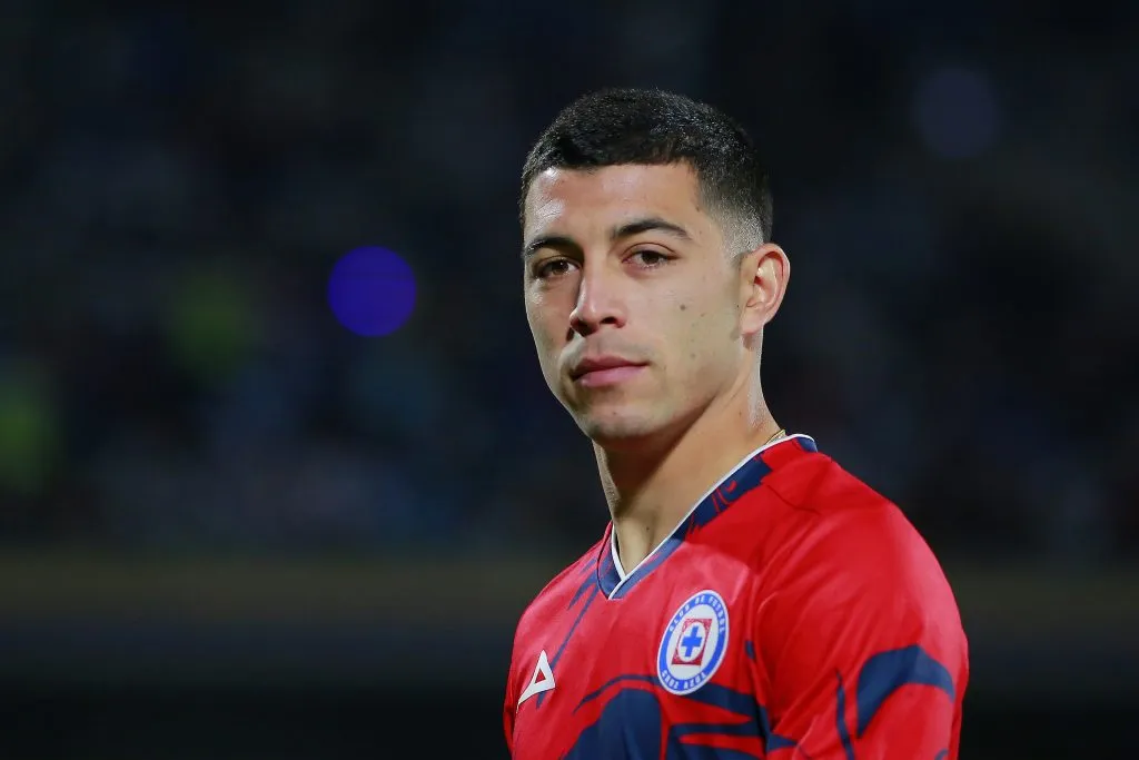 Erik Lira se quedaría en Cruz Azul por la salida de Carlos Salcedo (Jam Media)