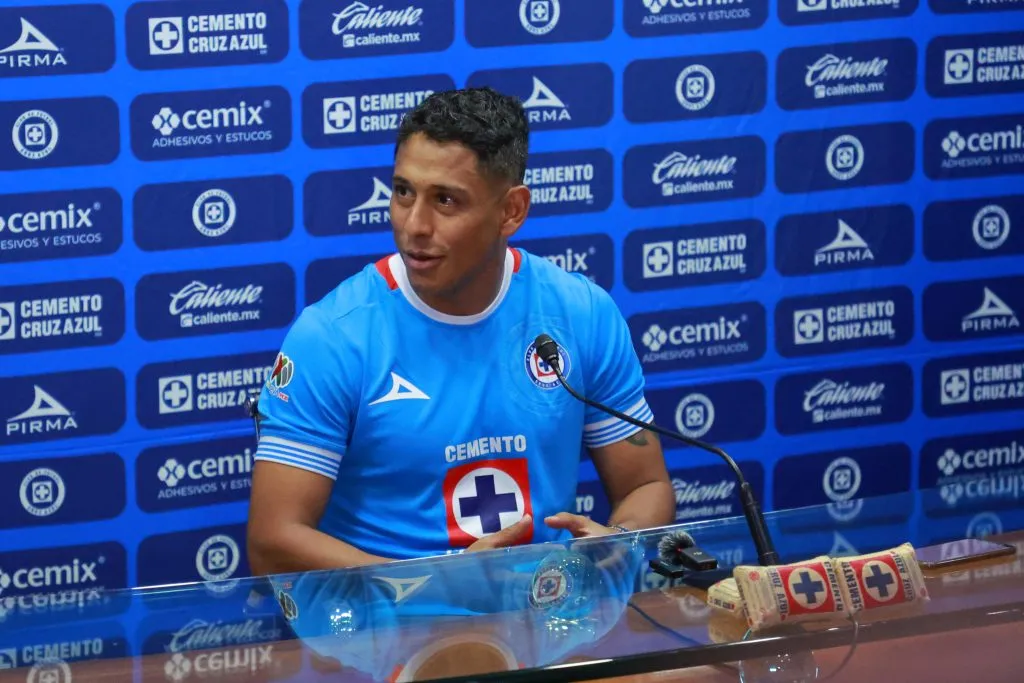 Luis Romo contestó si Cruz Azul es favorito en el Clásico Joven 2024 (Imago 7)