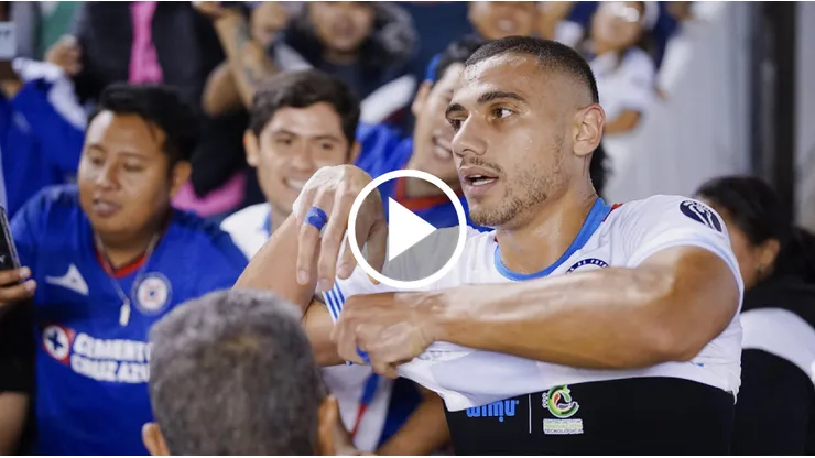 Giorgos Giakoumakis y un divertido momento con un aficionado de Cruz Azul.