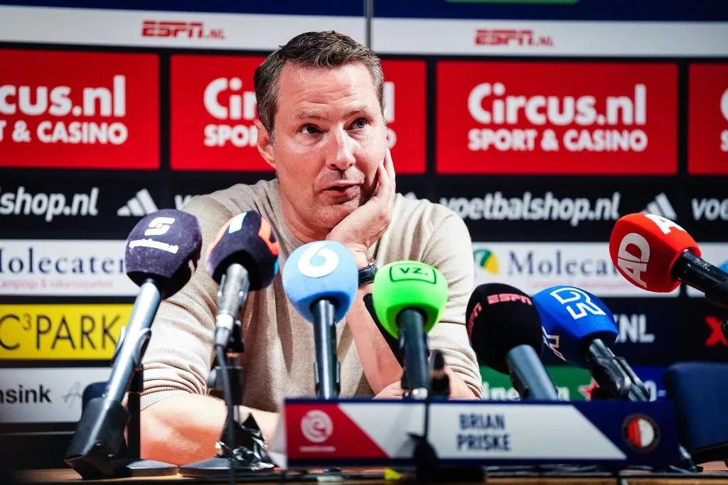 Entrenador del Feyenoord habló de la posible salida de Santi Giménez (Imago)