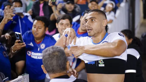 Emocionó a todo Cruz Azul: el gesto de Giakoumakis con una aficionada