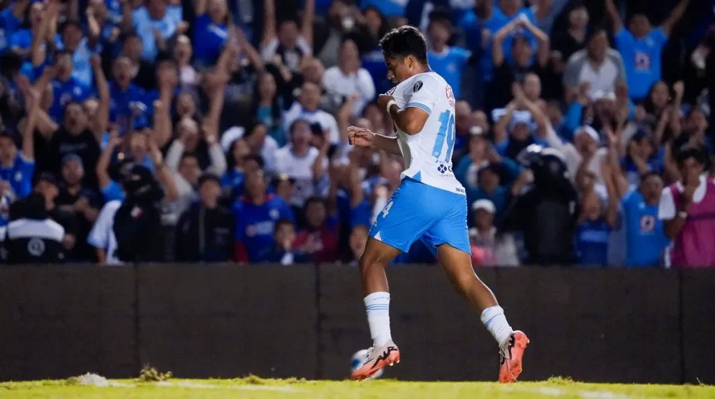 Amaury Morales festeja su primer gol con Cruz Azul (Imago7)
