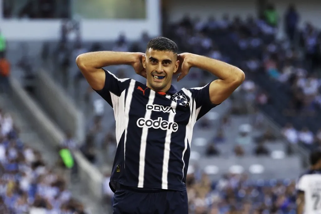 Santiago Giménez perdería su lugar en el Tri con un naturalizado (Imago)