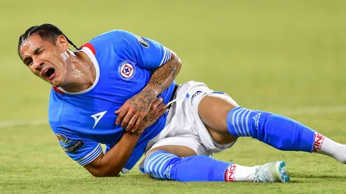 El delantero mexicano perdió el lugar en el once titular después de que se cayera su pase al futbol de Europa.