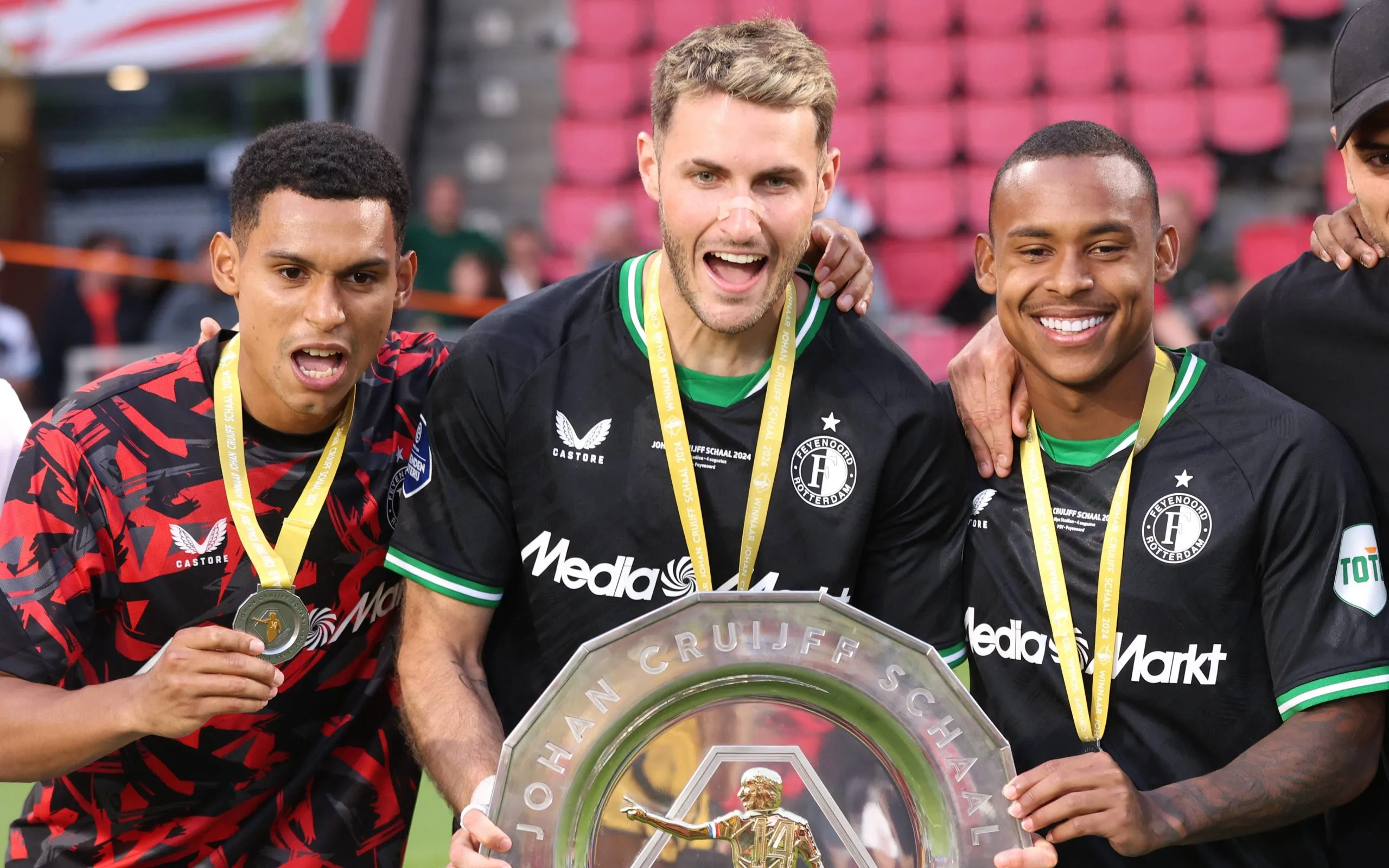Marcos López, Santi Giménez e Igor Paixao celebrando el título Johan Cruyff. (IMAGO)