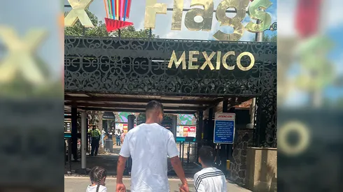Luis Romo visitó Six Flags con sus hijos.