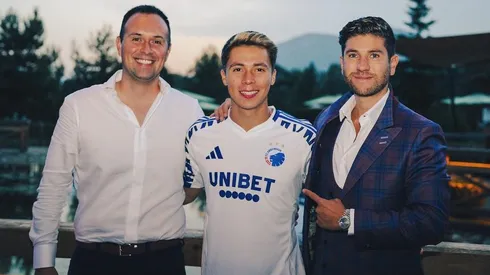 Rodrigo Huescas al lado de sus representantes.