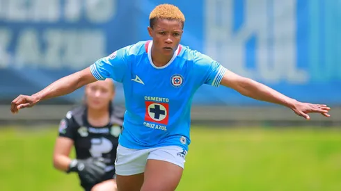Vivian Ikechukwu se estrenó como goleadora de Cruz Azul.