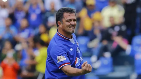 La leyenda de los cementeros se cansó de seguir escuchando sobre los clubes interesados en el internacional mexicano.