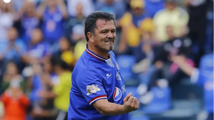 La leyenda de los cementeros se cansó de seguir escuchando sobre los clubes interesados en el internacional mexicano.