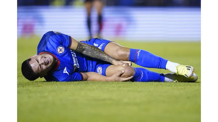 Ciudad de México a 10 de febrero de 2024. Gabriel Fernández "Toro" resultó lesionado, durante el partido correspondiente a la jornada 6 del torneo Clausura 2024 de la Liga BBVA MX, entre la Máquina Celeste del Cruz Azul y el Atlético de San Luis, realizado en el estadio Ciudad de los Deportes. Foto: Imago7/ Rafael Vadillo