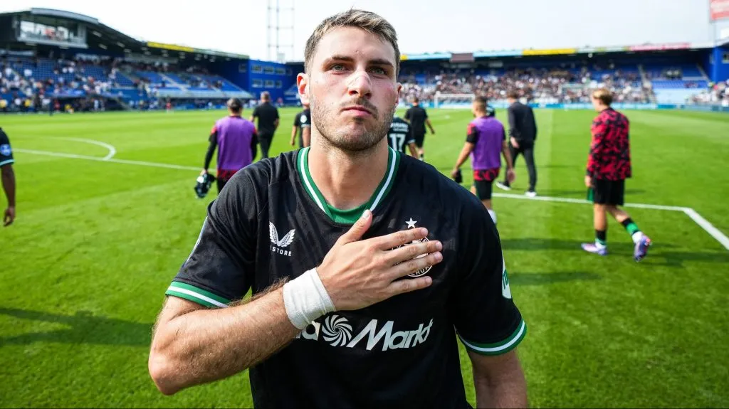 Santiago Giménez ya se estrenó como goleador en la temporada. (IMAGO)