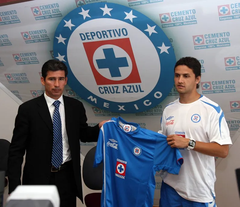 Marcelo Carrusca es presentado por el ex presidente Eduardo de la Torre (Imago).