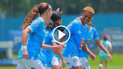 Vivian Ikechukwu se estrenó como goleadora de Cruz Azul.