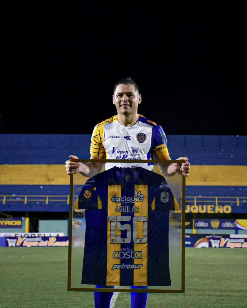 Pablo Aguilar sigue jugando con el Sportivo Luqueño. (Foto: @paguilar87)