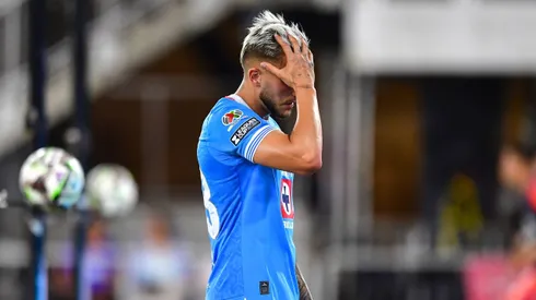 La afición de Cruz Azul explotó contra Gonzalo Piovi tras ser expulsado