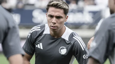 Rodrigo Huescas causó baja del Copenhague por lesión.