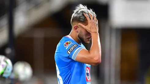 El defensor argentino se fue expulsado después de recibir dos cartulinas amarillas. Al momento de su salida el equipo perdía 0-2.