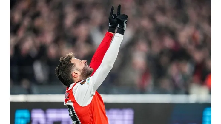 Santiago Giménez en un partido con el Feyenoord