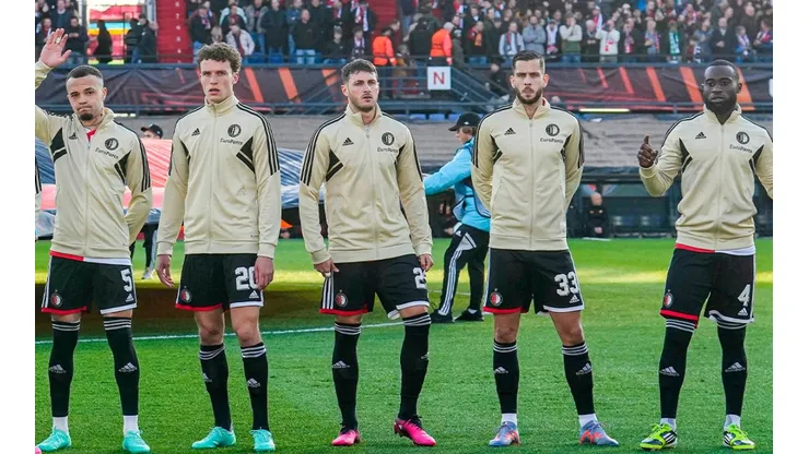 Santi Giménez es titular con el Feyenoord frente a La Roma en la Europa League.