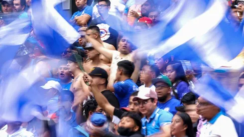 Un pequeño aficionado de Cruz Azul emuló un fantástico gesto de su padre.