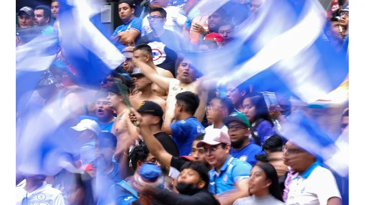 Un pequeño aficionado de Cruz Azul emuló un fantástico gesto de su padre.